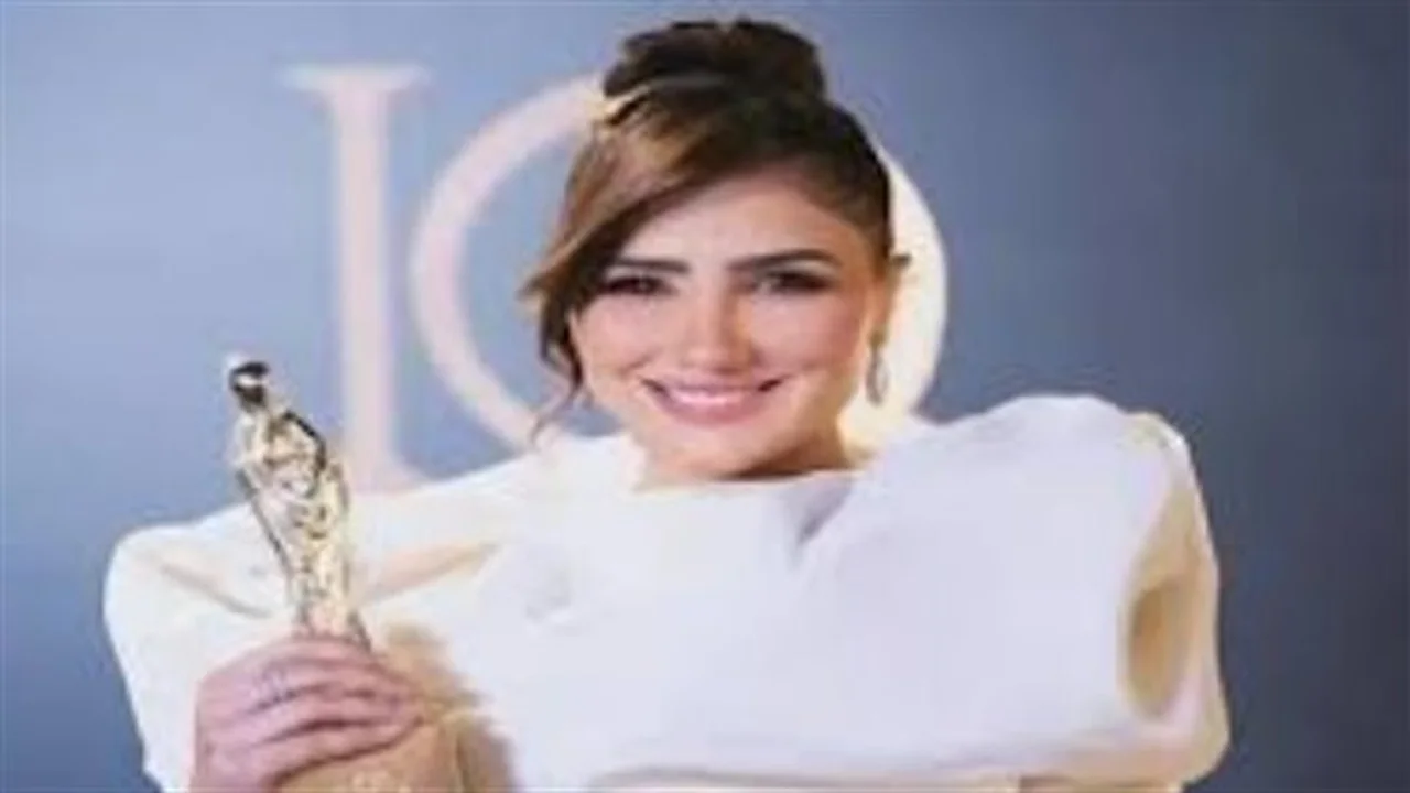 تألق استثنائي.. مي عمر تخطف الأنظار بإطلالات فنية في أعمالها الجديدة